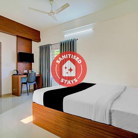 Vaccinated Staff- Capital O 74715 Phoenix Holidays Hotel Kochi Exterior photo