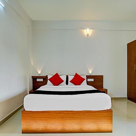 Vaccinated Staff- Capital O 74715 Phoenix Holidays Hotel Kochi Exterior photo