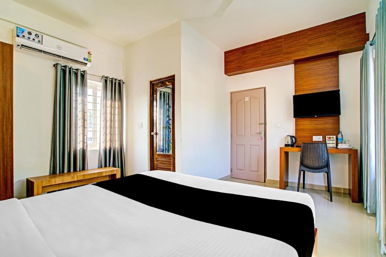 Vaccinated Staff- Capital O 74715 Phoenix Holidays Hotel Kochi Exterior photo