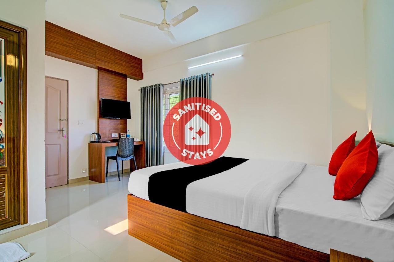 Vaccinated Staff- Capital O 74715 Phoenix Holidays Hotel Kochi Exterior photo