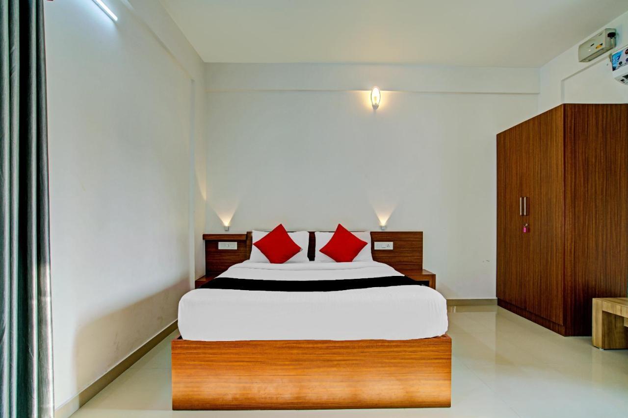 Vaccinated Staff- Capital O 74715 Phoenix Holidays Hotel Kochi Exterior photo