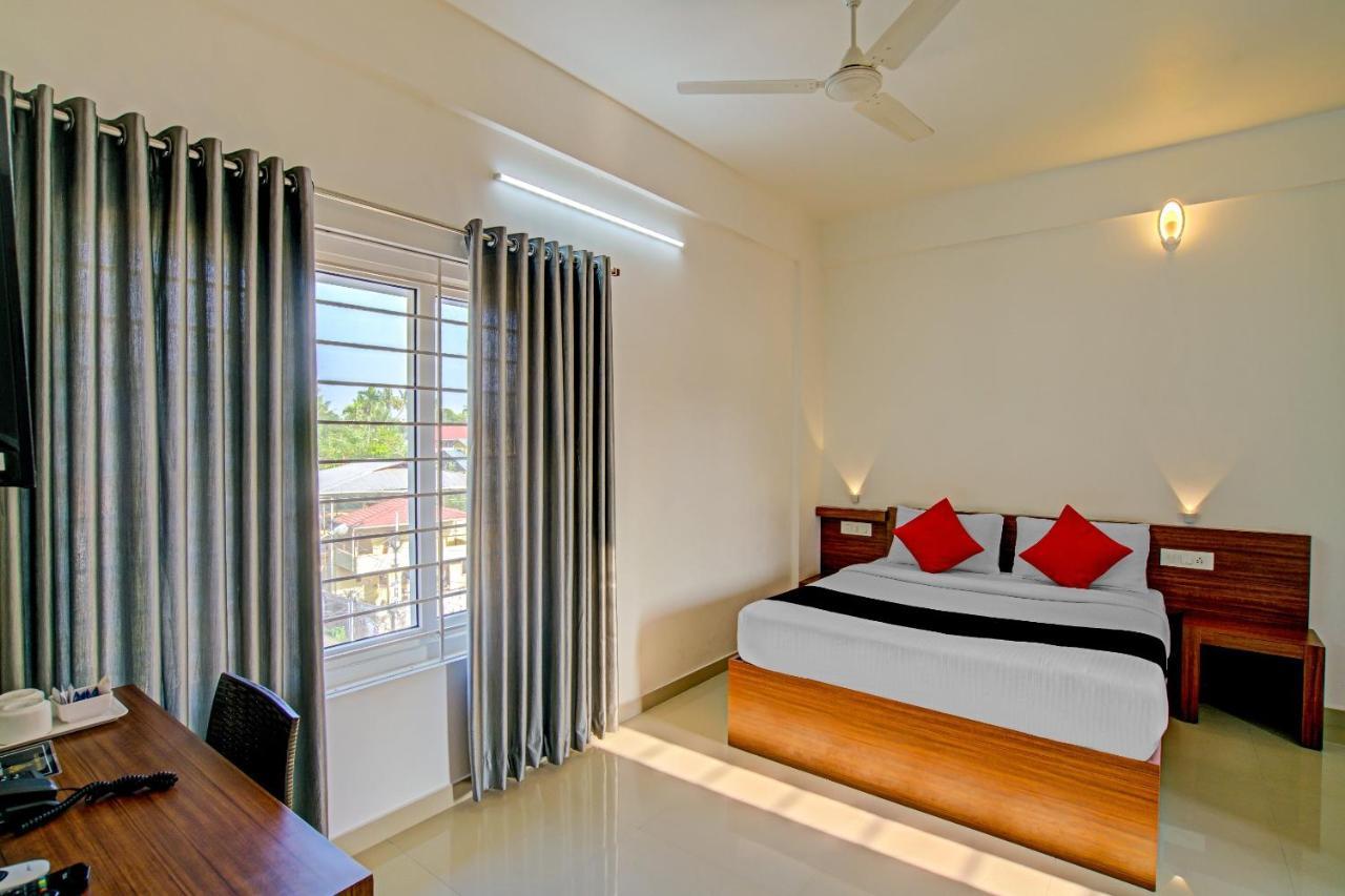 Vaccinated Staff- Capital O 74715 Phoenix Holidays Hotel Kochi Exterior photo