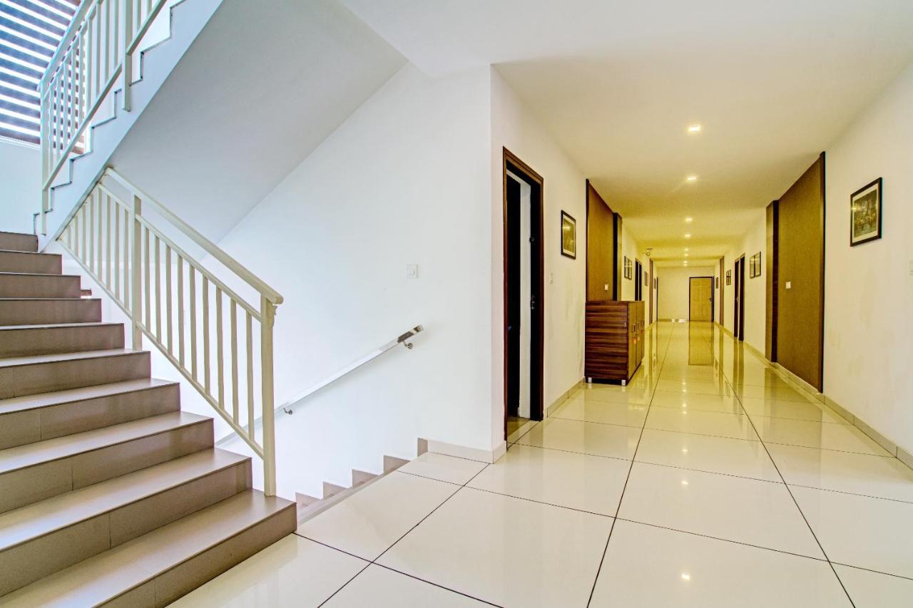 Vaccinated Staff- Capital O 74715 Phoenix Holidays Hotel Kochi Exterior photo