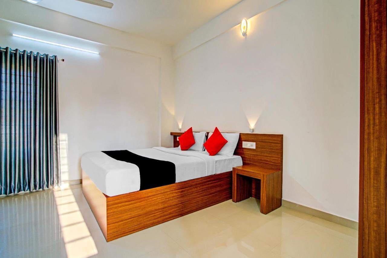 Vaccinated Staff- Capital O 74715 Phoenix Holidays Hotel Kochi Exterior photo