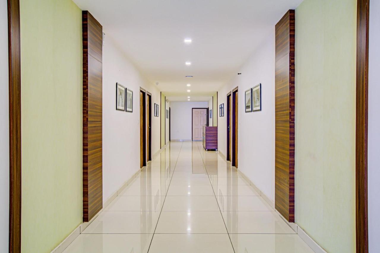 Vaccinated Staff- Capital O 74715 Phoenix Holidays Hotel Kochi Exterior photo