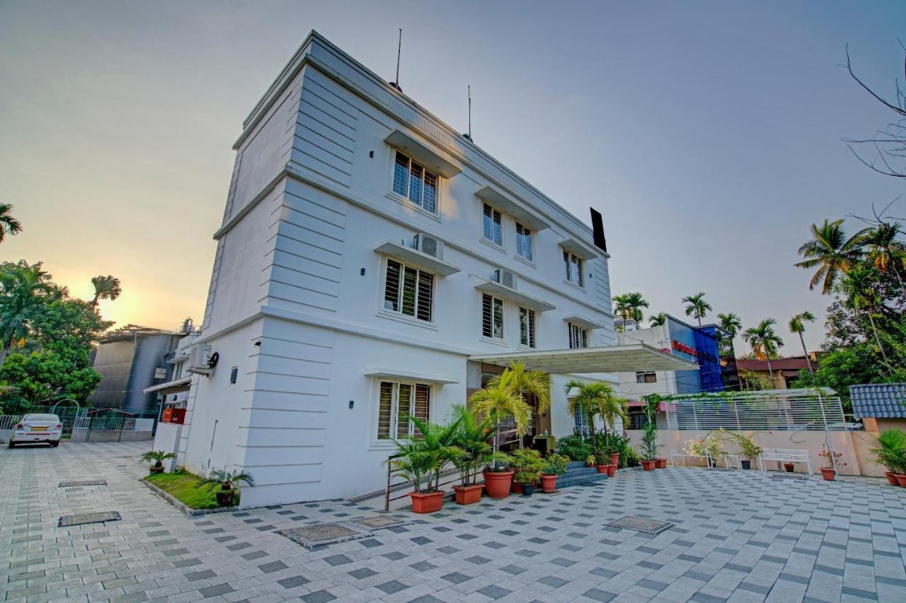 Vaccinated Staff- Capital O 74715 Phoenix Holidays Hotel Kochi Exterior photo