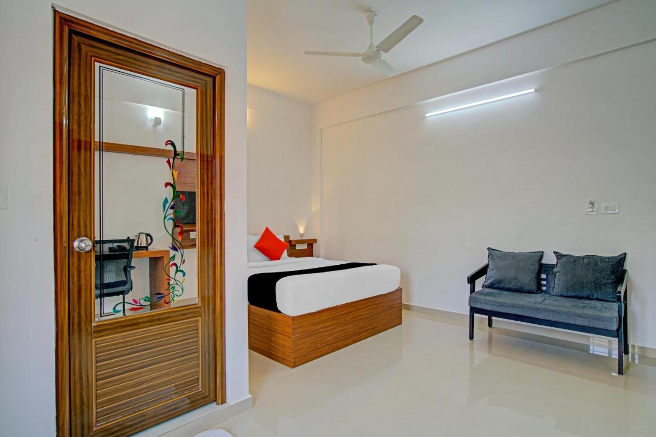 Vaccinated Staff- Capital O 74715 Phoenix Holidays Hotel Kochi Exterior photo
