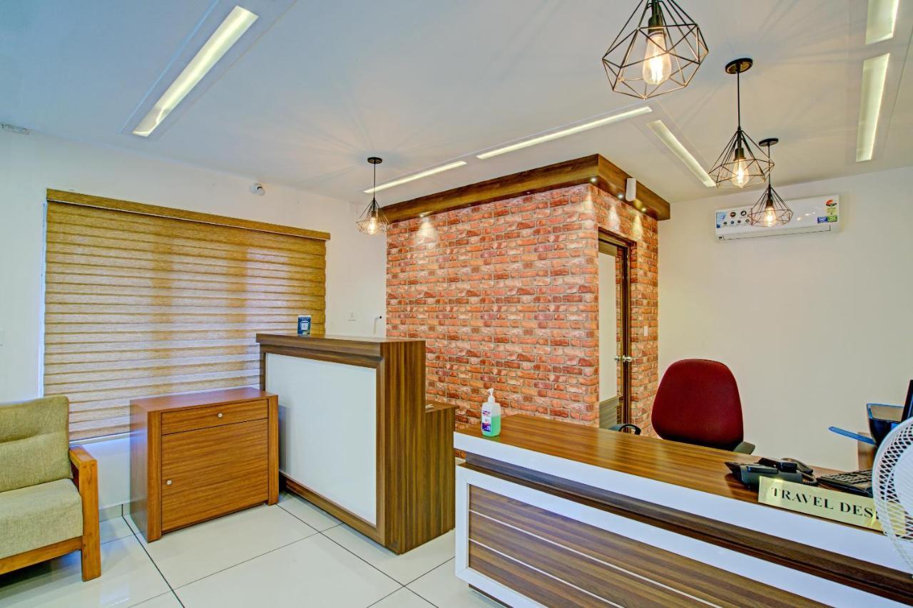Vaccinated Staff- Capital O 74715 Phoenix Holidays Hotel Kochi Exterior photo