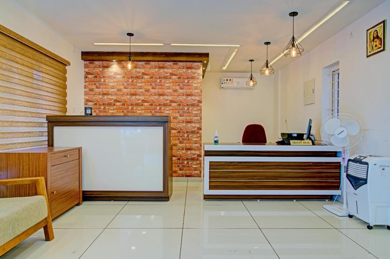 Vaccinated Staff- Capital O 74715 Phoenix Holidays Hotel Kochi Exterior photo