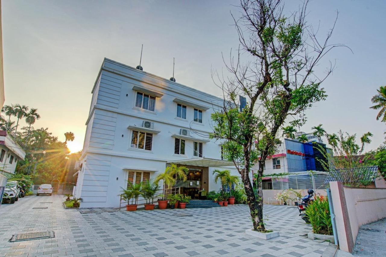 Vaccinated Staff- Capital O 74715 Phoenix Holidays Hotel Kochi Exterior photo