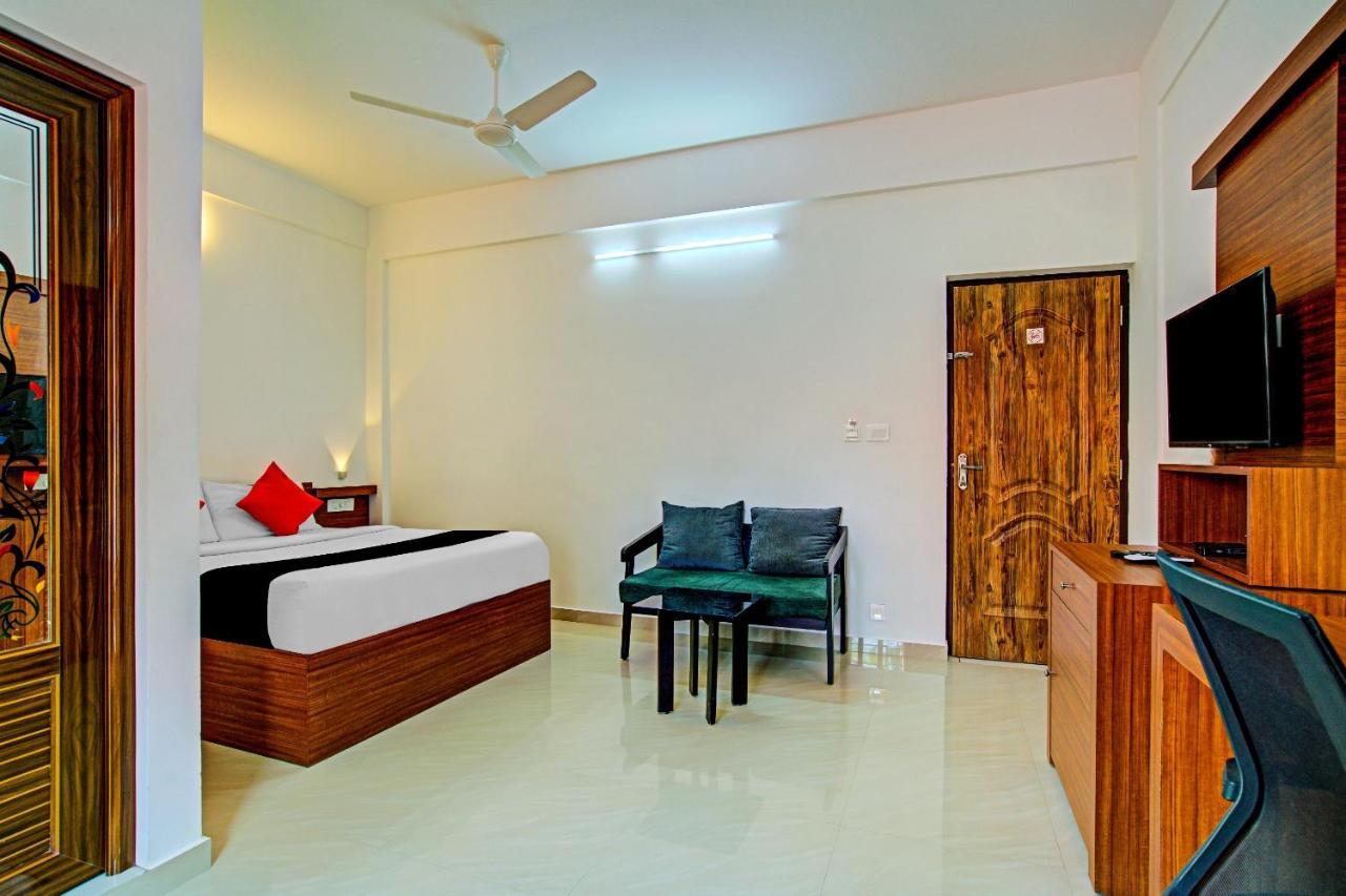 Vaccinated Staff- Capital O 74715 Phoenix Holidays Hotel Kochi Exterior photo