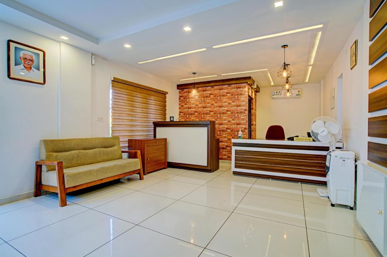Vaccinated Staff- Capital O 74715 Phoenix Holidays Hotel Kochi Exterior photo