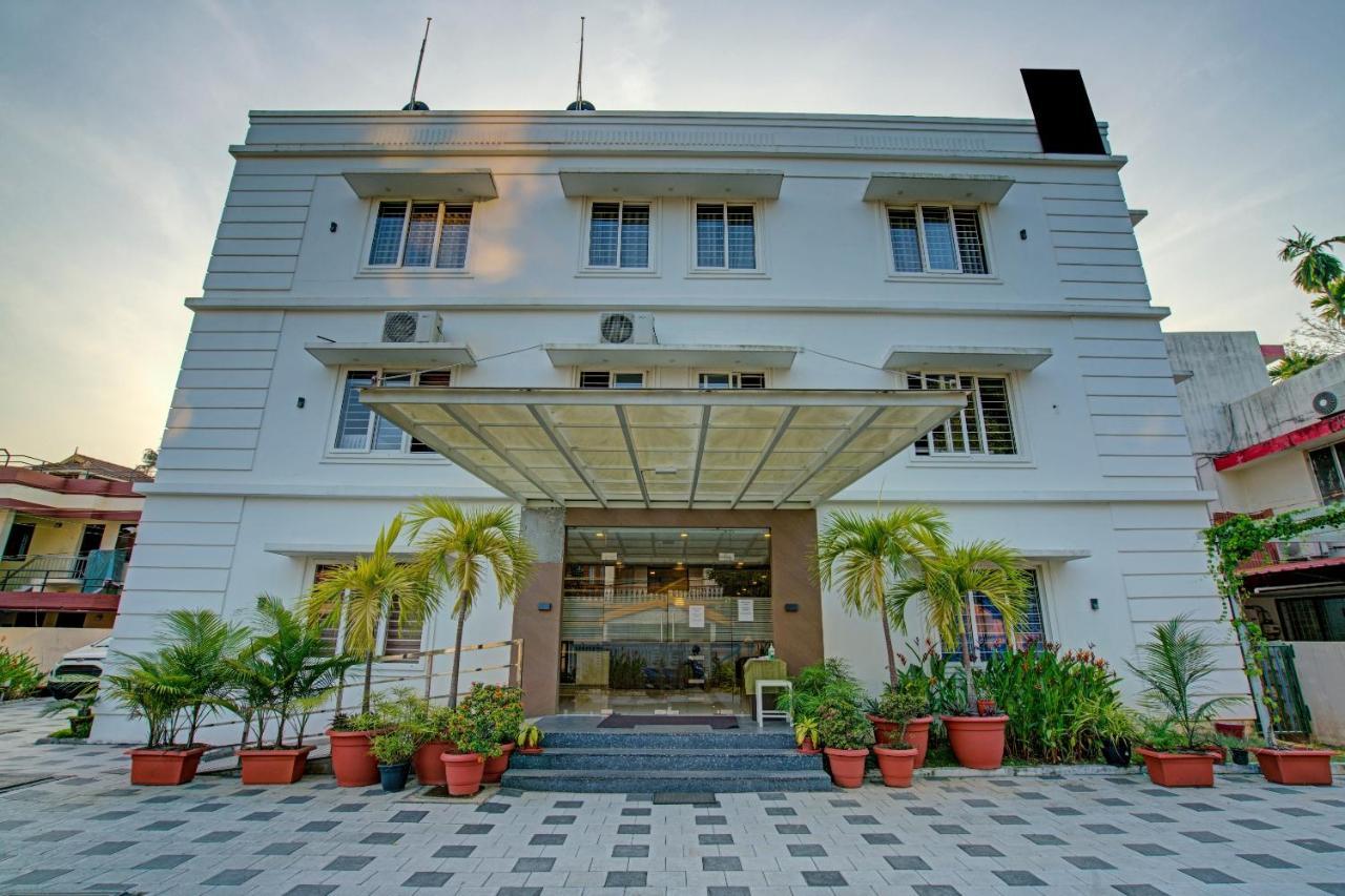 Vaccinated Staff- Capital O 74715 Phoenix Holidays Hotel Kochi Exterior photo