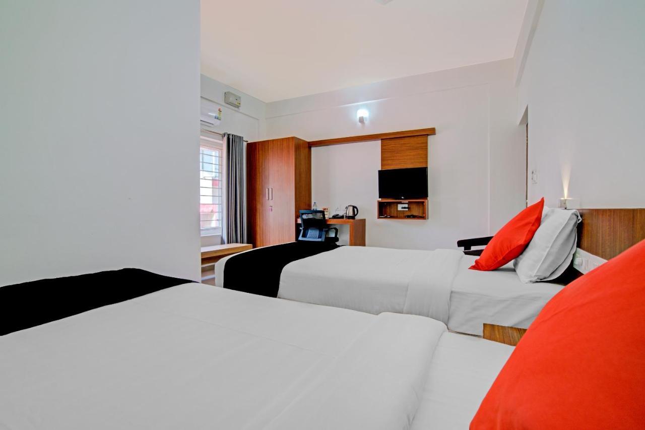 Vaccinated Staff- Capital O 74715 Phoenix Holidays Hotel Kochi Exterior photo