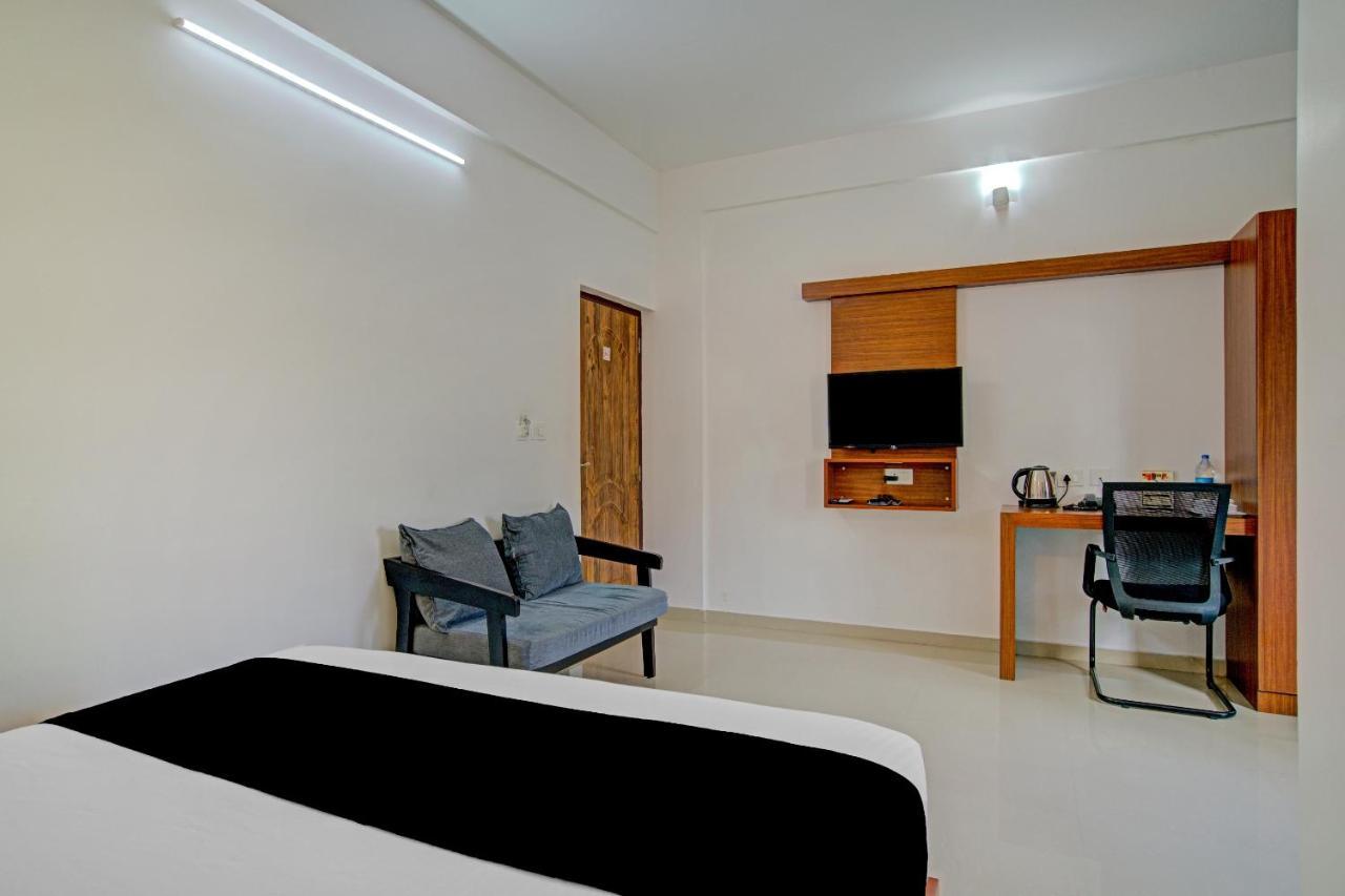 Vaccinated Staff- Capital O 74715 Phoenix Holidays Hotel Kochi Exterior photo